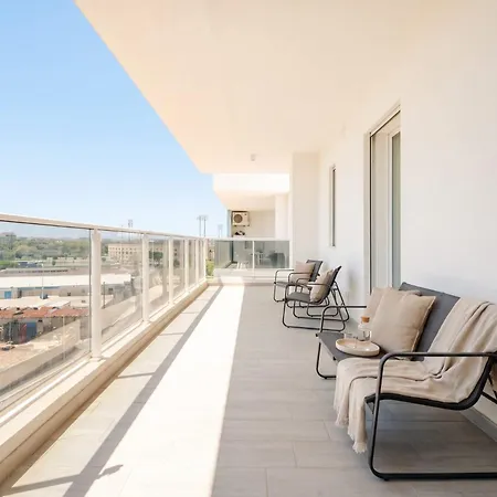 The Essential V - Modern With Private Parking 3* Bari