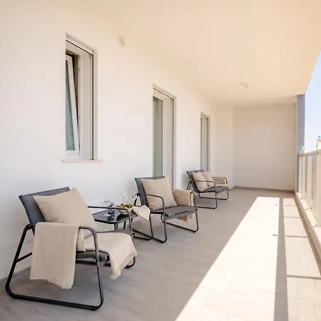 The Essential V - Modern With Private Parking