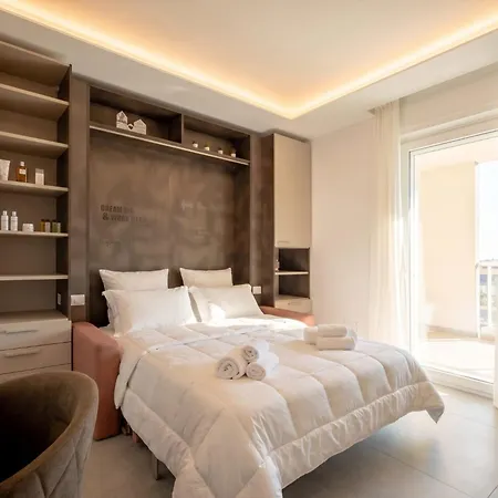 The Essential V - Modern With Private Parking Bari