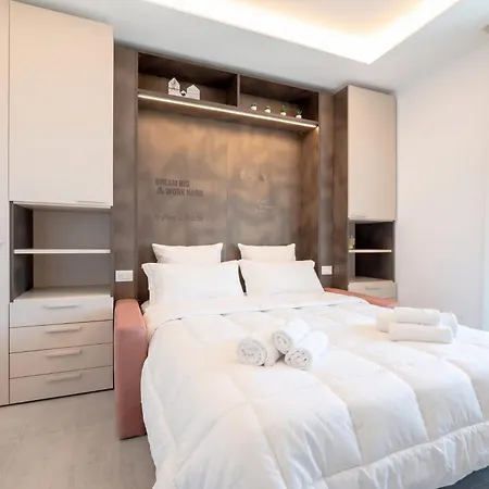 The Essential V - Modern With Private Parking Aparthotel