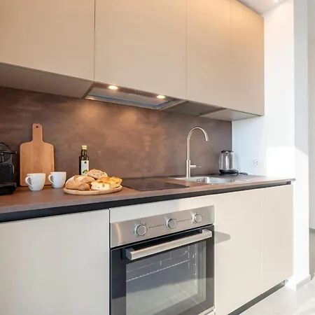 The Essential V - Modern With Private Parking Aparthotel