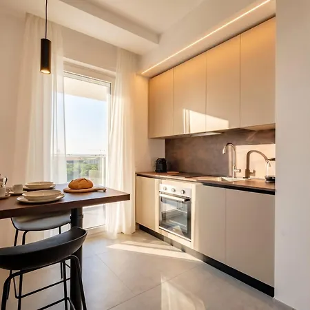 The Essential V - Modern With Private Parking 3* Bari