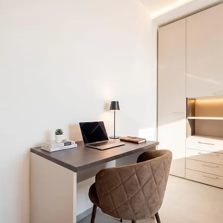 The Essential V - Modern With Private Parking Aparthotel 3*