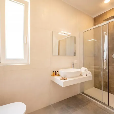 The Essential V - Modern With Private Parking 3* Bari