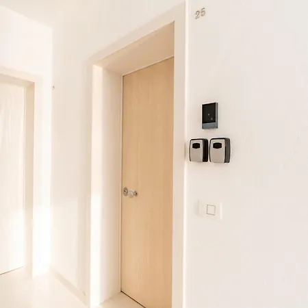 The Essential V - Modern With Private Parking